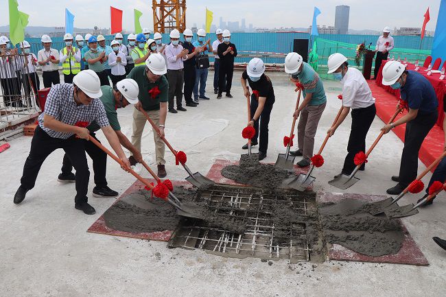 与在场嘉宾一同为封顶浇筑培土。。。。。。周煜川 摄（修图）.jpg