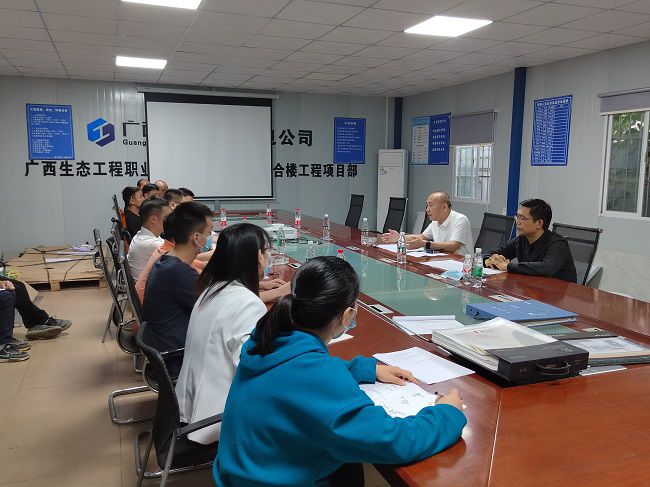 陆烜在项目指导事情。。。。。潘敏宽 摄（修图000）.jpg