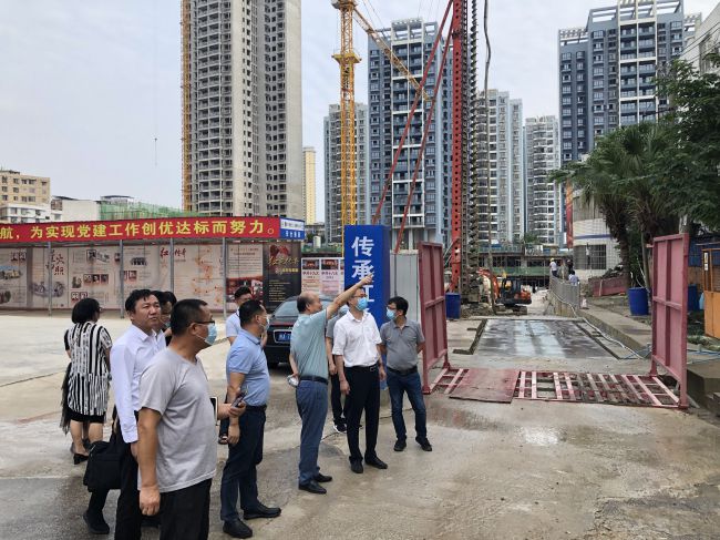 检查施工现场。。。。龚媚媚 摄（修图）.jpg