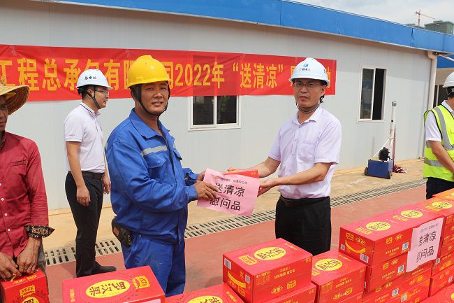 发放慰问品。。张钊林 摄（修图）.jpg