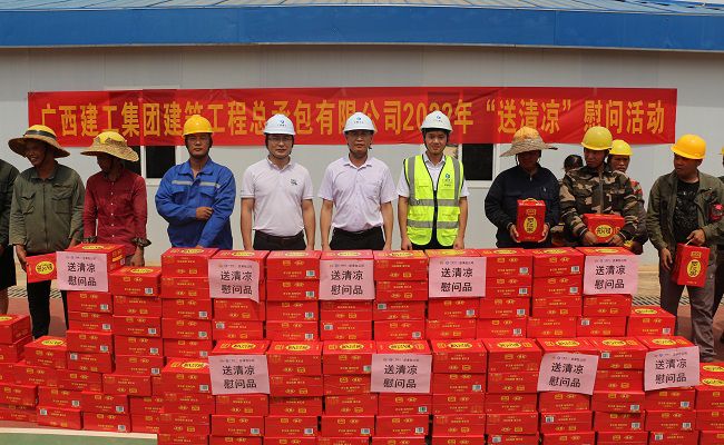 与农名工代表合影留念。。张钊林 摄（修图）.jpg