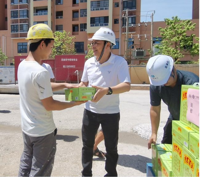 发放慰问品。。。。潘文君 摄（修图）.jpg