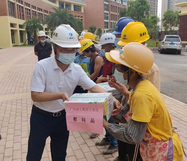 发放慰问品 。。。。。。彭永彬 摄（修图）.jpg