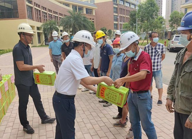 发放慰问品。。。。。。彭永彬 摄（修图）.jpg