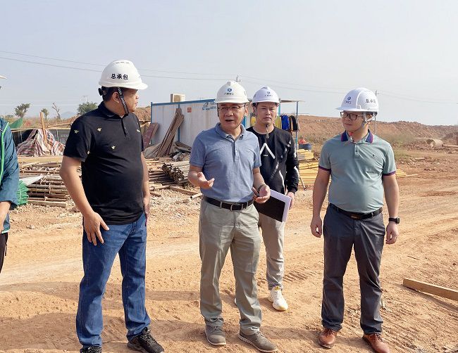 陆烜在现场指导事情。。。周煜川 摄（原00000图）.jpg