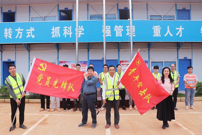 岑廷义和张力为党支部授旗。。。。。周煜川 摄（修图）.jpg