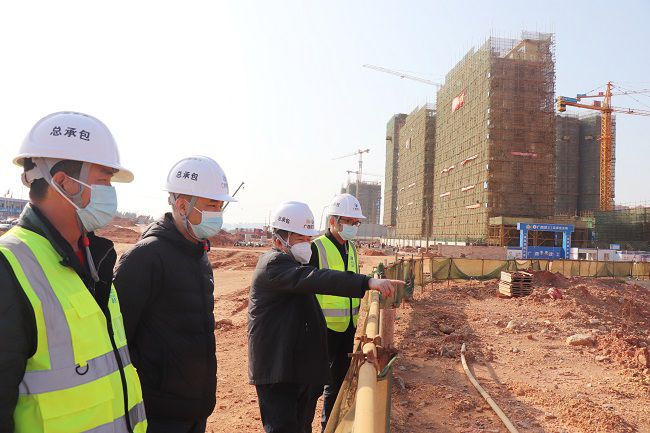 岑廷义在施工现场安排下一阶段要务。。。。。周煜川 摄（图）(2).jpg