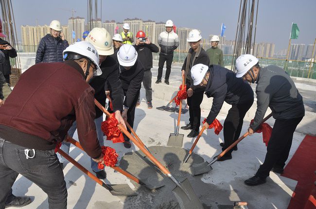 陆烜（右一）与现场嘉宾配合为项目封顶浇筑混凝土。。。。。。王瑾贞 摄（修图）.jpg