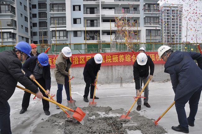 黎平山（右二）与现场嘉宾配合浇筑混凝土。。。。王瑾贞 摄（修图）.jpg