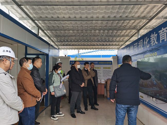 听取项目情形汇报。。。彭强 摄（修图）.jpg