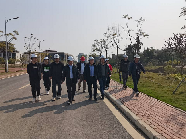 曾劲松审查项目现场。。邓高越 摄（修图）.png