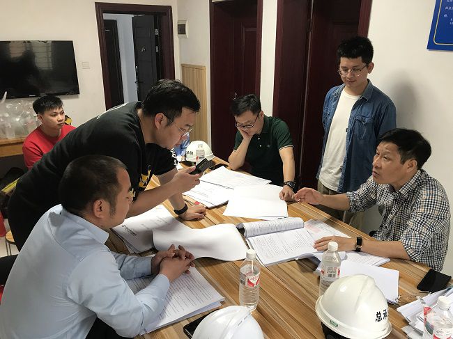 钻研解决现场问题。。。韦吉亮 摄（修图）.jpg