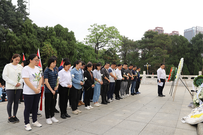 全体默哀。。林成斌 摄（修图）.png