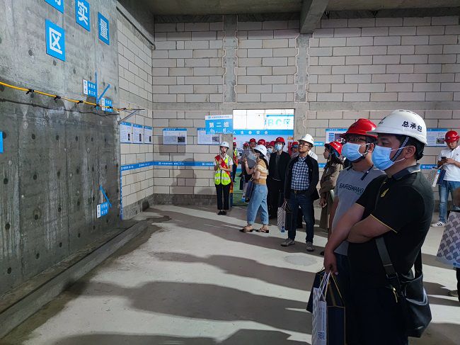 公司员工观摩。。覃桂整 摄（修图）.jpg