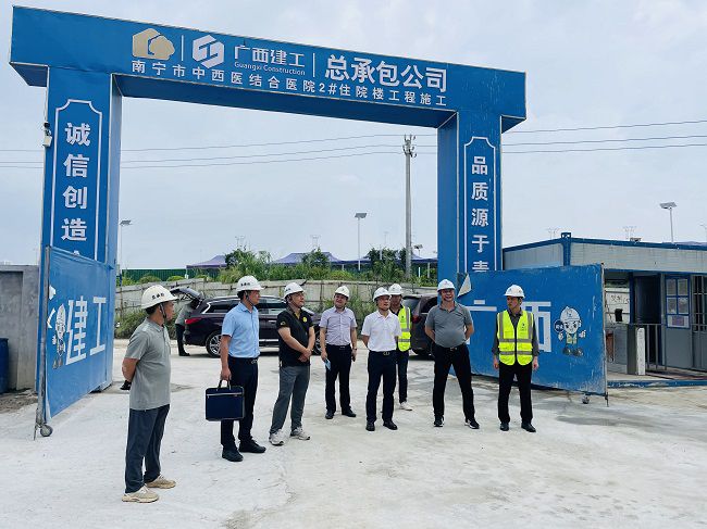 邓少新深入施工现场。。苏卫传 摄（原000图000000000000000）.jpg