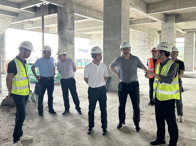 邓少新听取项目认真人做汇报。。蔡怡灵 摄（原图00000000）.jpg