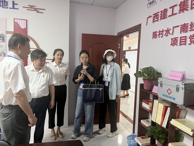 审查党建设施配备情形。。。。卢丽君 摄（修图）.jpg