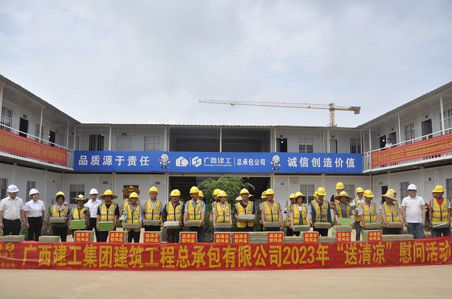 “送清凉”慰问活动合影。。。。。。王瑾贞 摄（修图）.jpg