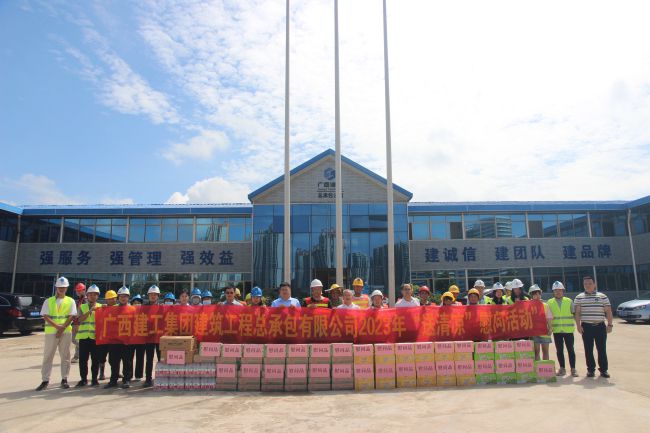 加入活感职员合影。。。。。梁红玉 摄（修图）.jpg