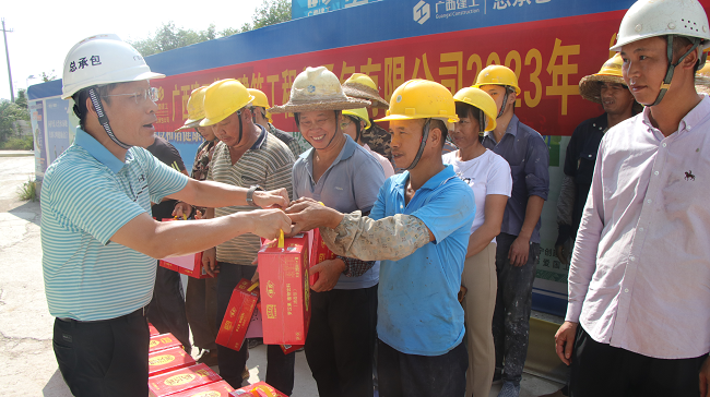 发放清凉饮品。。。蔡怡灵 摄（修图）.png