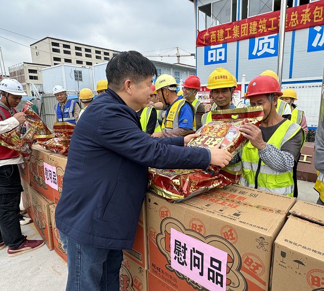 发放慰问品。。。。。。韦艳雷 摄（修图）.jpg