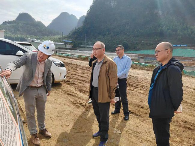 陆烜在安东乡项目现场听取汇报。。。。（修图）.jpg