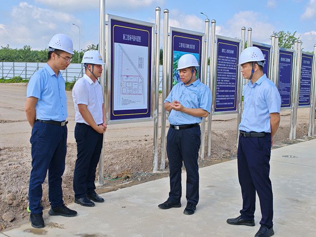 蓝海鹏在项目现场。。。。。江家兵摄（修图）.jpg