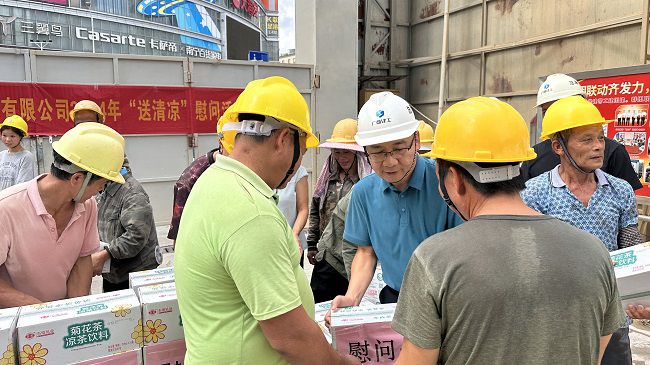 发放慰问品1。。。。。容芝雅 摄（修图）.jpg