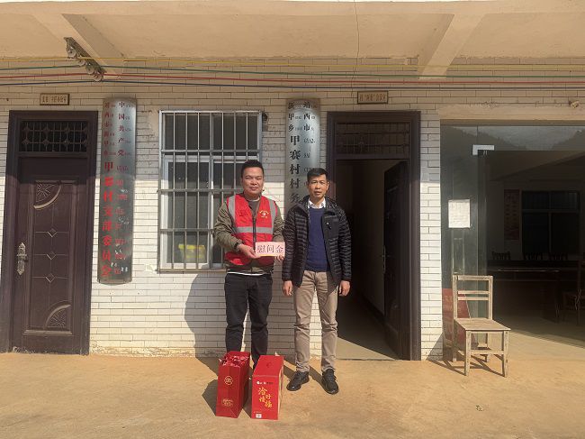 慰问甲赛村驻村第一书记 650.jpg