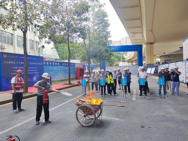 梅锦辉树模灭火器操作。；；；；；票ι 摄（修图）.jpg