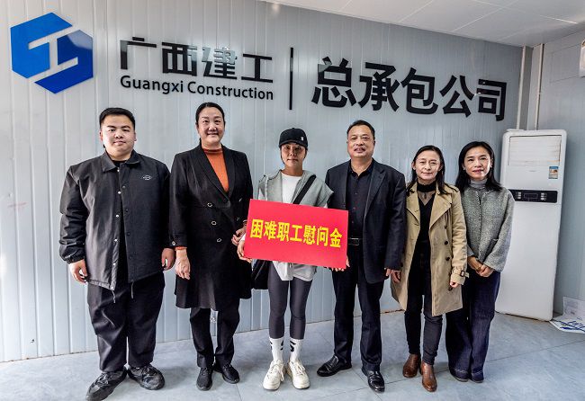 慰问难题职工蓝丽丽。。。郭奎君摄（修图0）.jpg